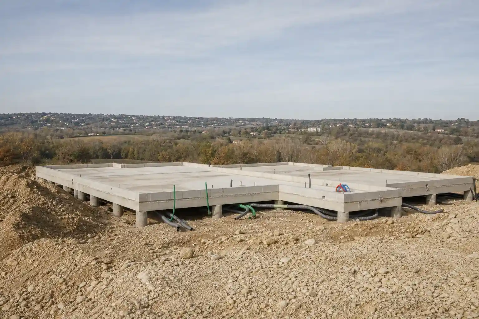 Vaste terrain sur les terrasses graveleuses de la Garonne, maison au stade des fondations, vide sanitaire ventilé et gaines de ventilation apparentes